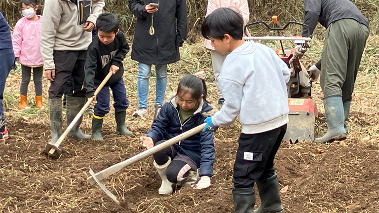 ＜里山自然体験＞田植えから仕込みまでの一連のプログラムの他に、里山環境の再生をすすめるための自然学習プログラムを実施しています。