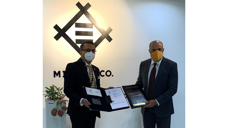 署名式後（左：PRESPL／Colonel Rohit Dev COO、右：インド三井物産／Ashraf Syed Faisal Managing Director）